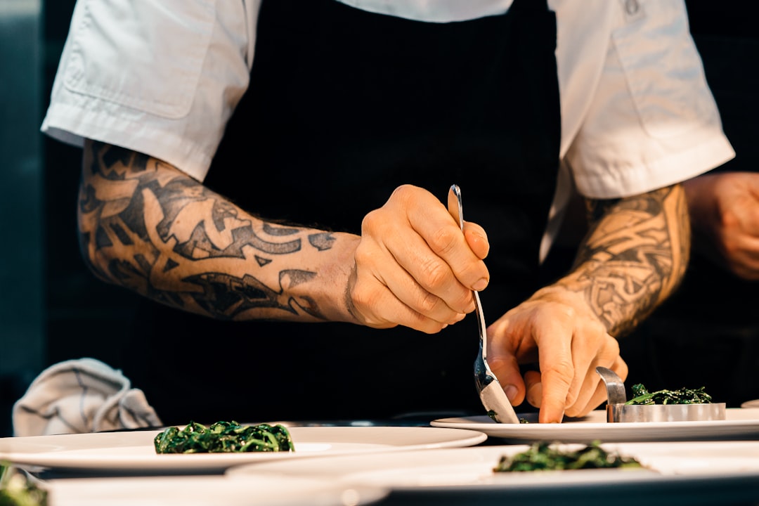 Chef en train de dresser un plat avec des ingrédients locaux
